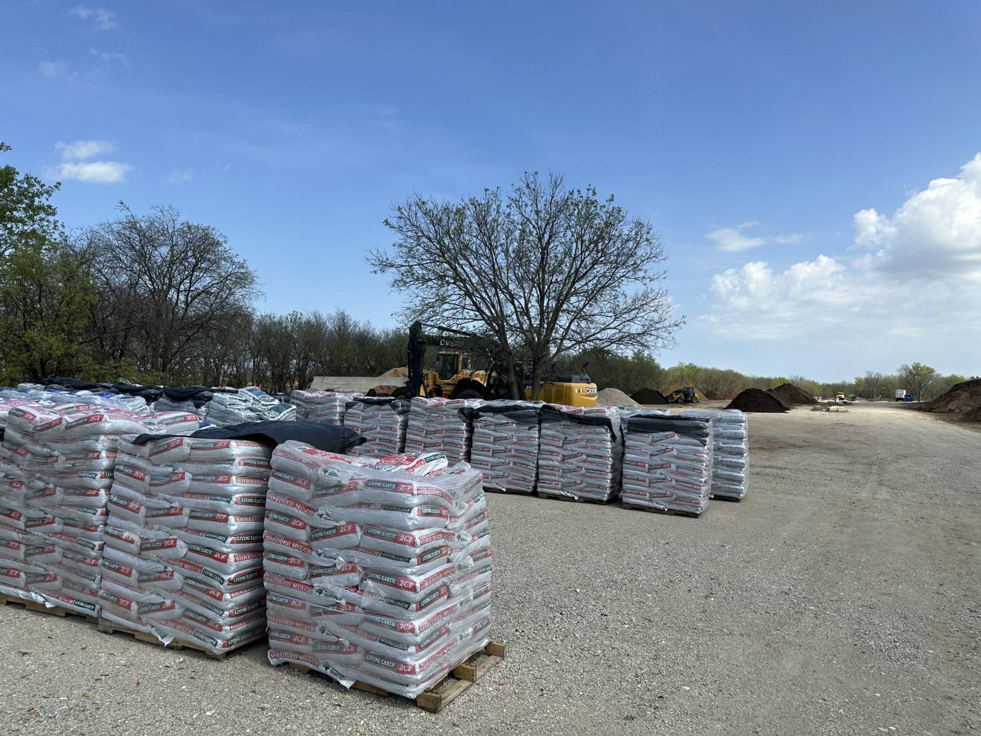 Picture of pallets of mulch at Living Earth Aubrey/Celina